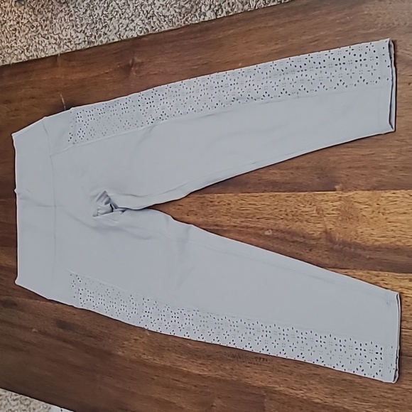 aerie Pants - Aerie high rise laser cut floral 7/8 leggings women’s sz large.  Like New